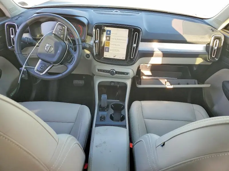 2022 VOLVO XC40 T5 MOMENTUM  