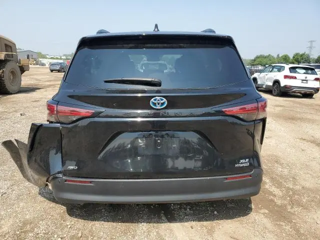 2021 TOYOTA SIENNA XLE  