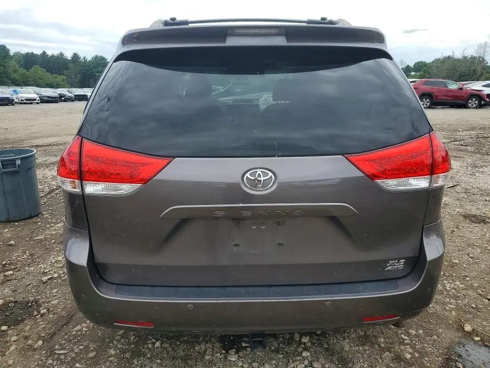 2014 TOYOTA SIENNA XLE 7-PASSENGER  