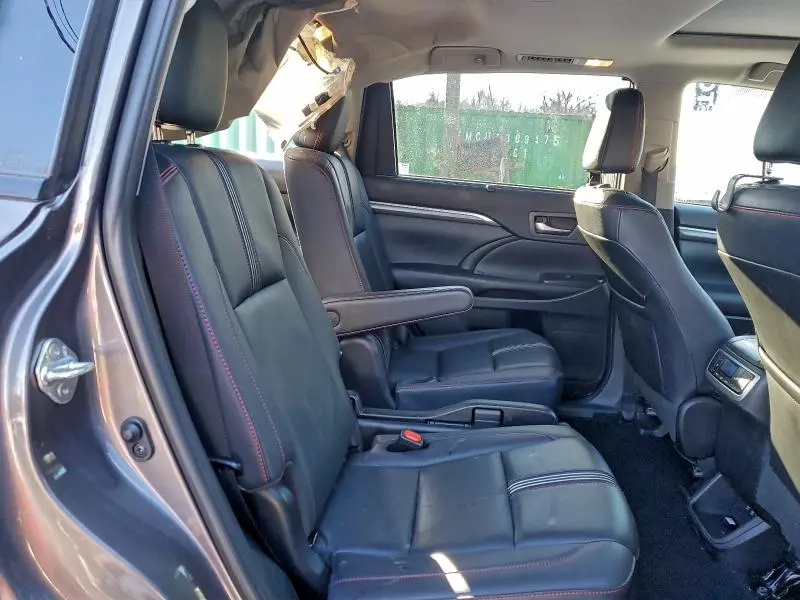 2019 TOYOTA HIGHLANDER SE  