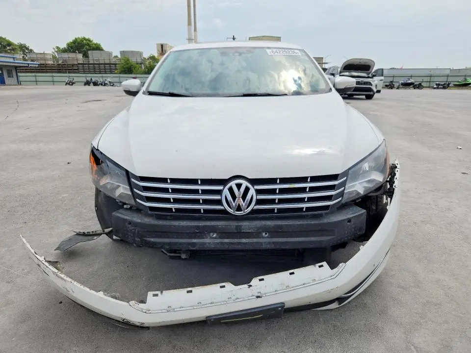 2015 VOLKSWAGEN PASSAT SE  