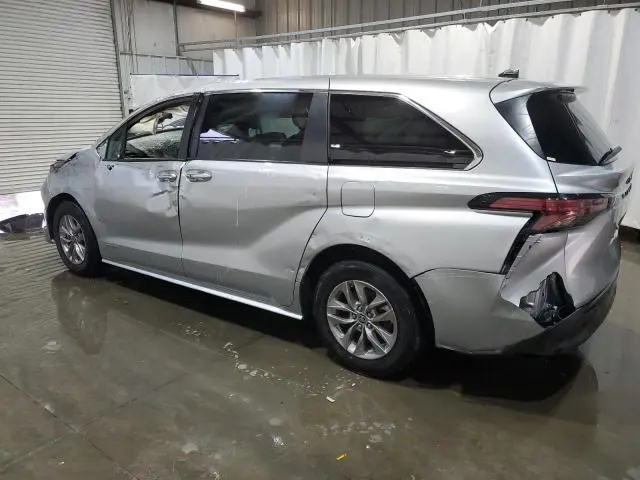 2021 TOYOTA SIENNA XLE  