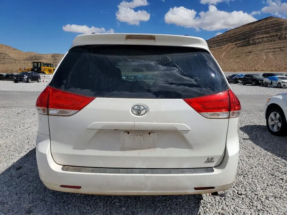 2013 TOYOTA SIENNA LE  