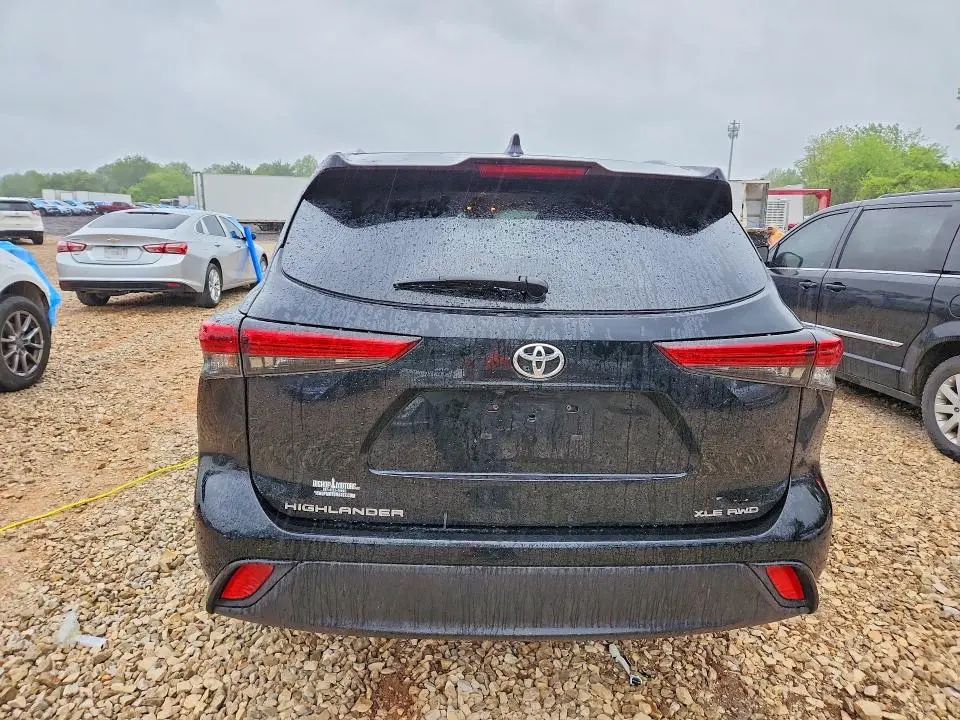 2021 TOYOTA HIGHLANDER XLE  