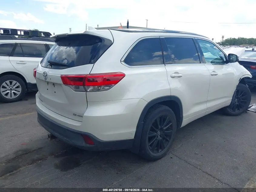 2017 TOYOTA HIGHLANDER SE