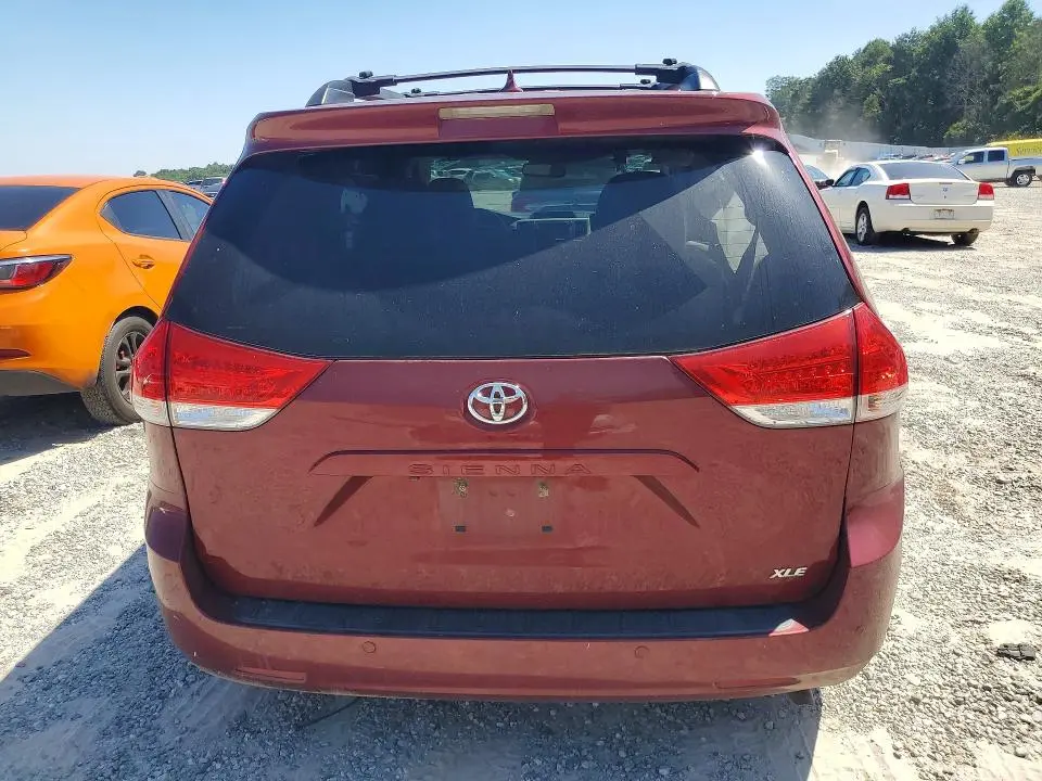 2014 TOYOTA SIENNA XLE 8-PASSENGER  