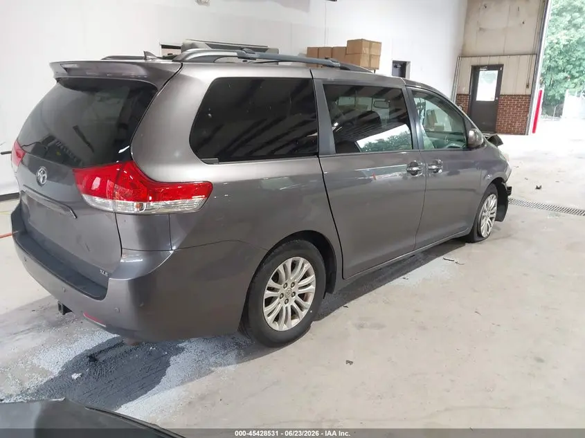 2014 TOYOTA SIENNA XLE V6 8 PASSENGER
