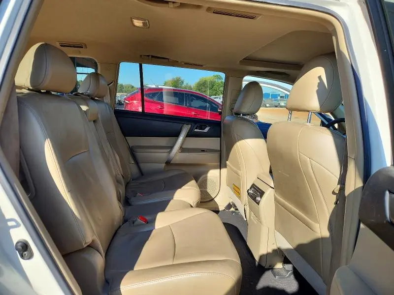 2012 TOYOTA HIGHLANDER SE  