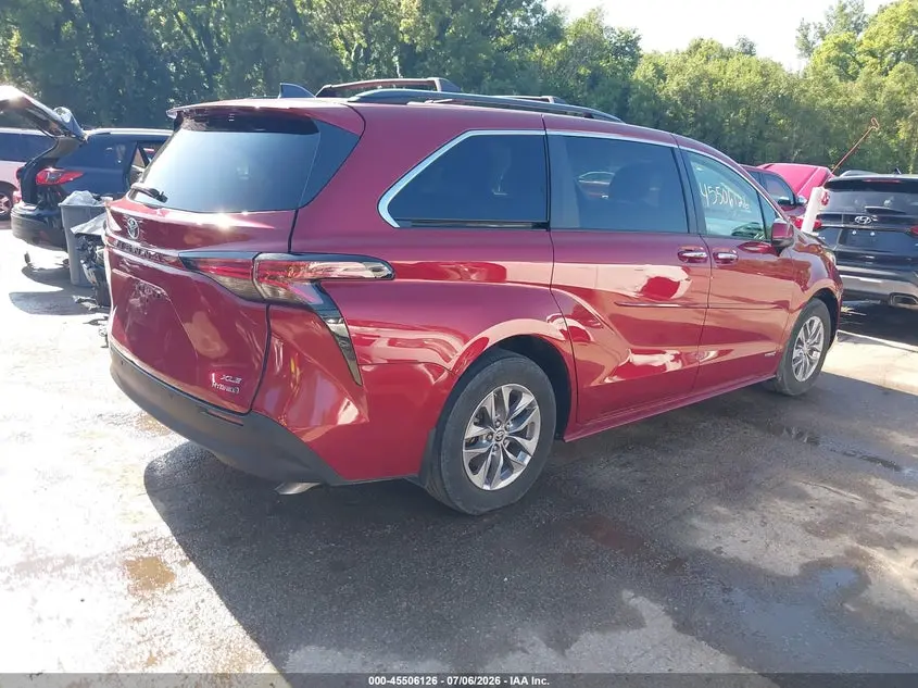 2021 TOYOTA SIENNA XLE