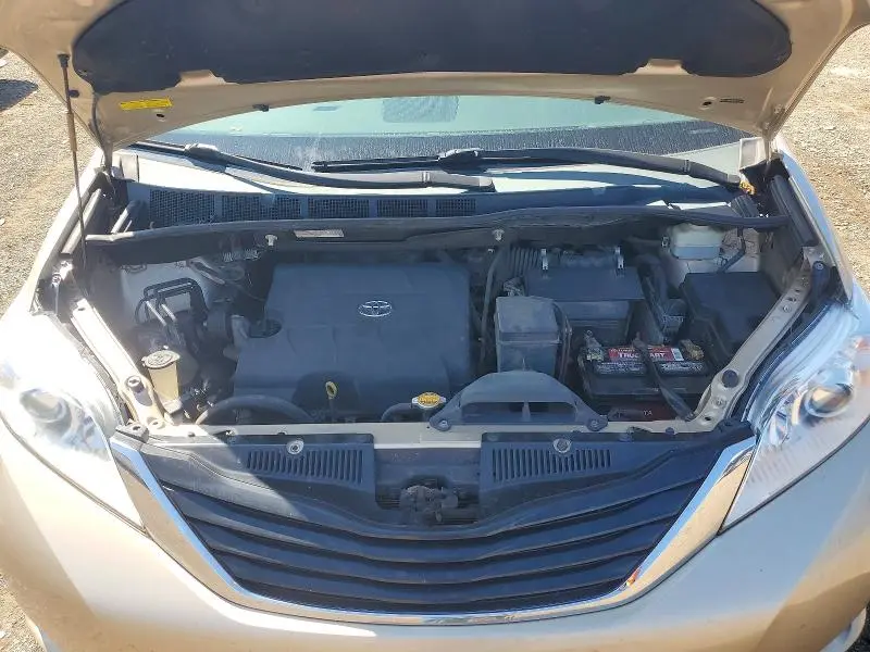 2013 TOYOTA SIENNA LE  