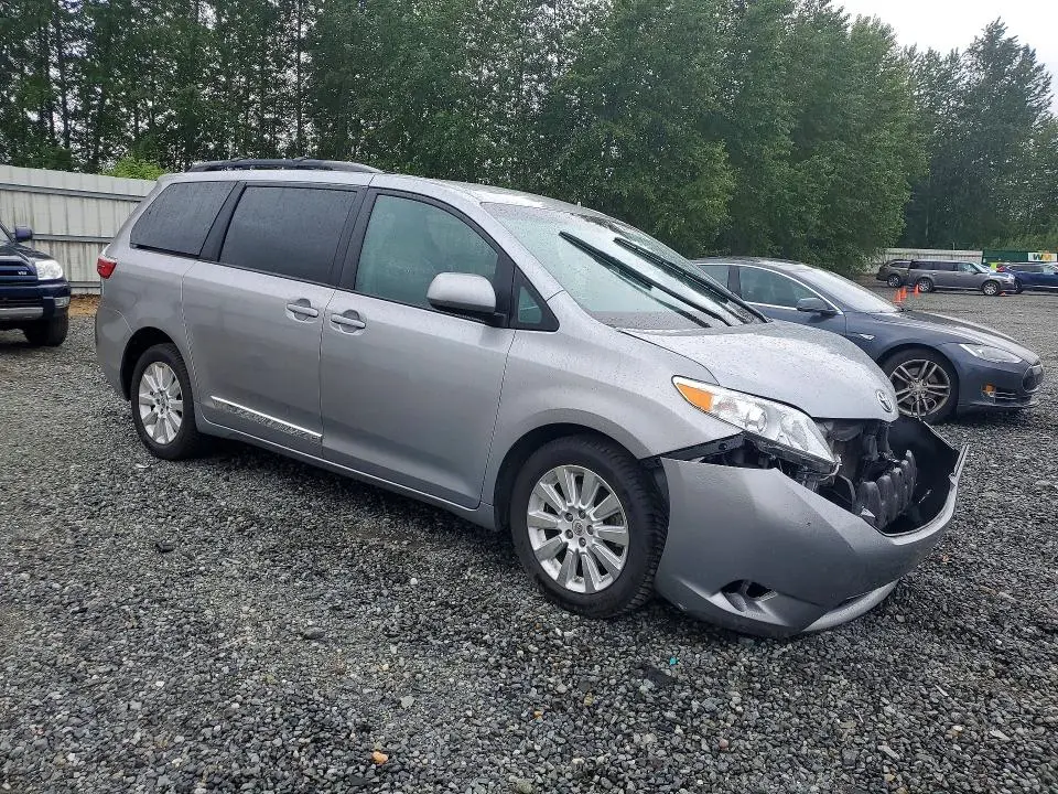 2015 TOYOTA SIENNA LE  