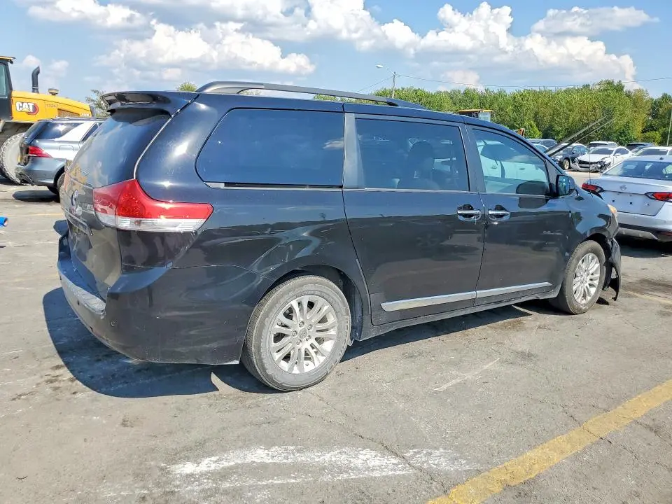 2014 TOYOTA SIENNA XLE 8-PASSENGER  