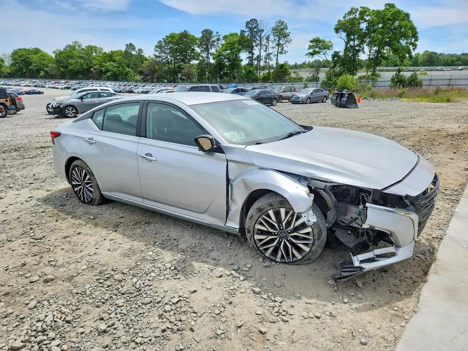2024 NISSAN ALTIMA SV  