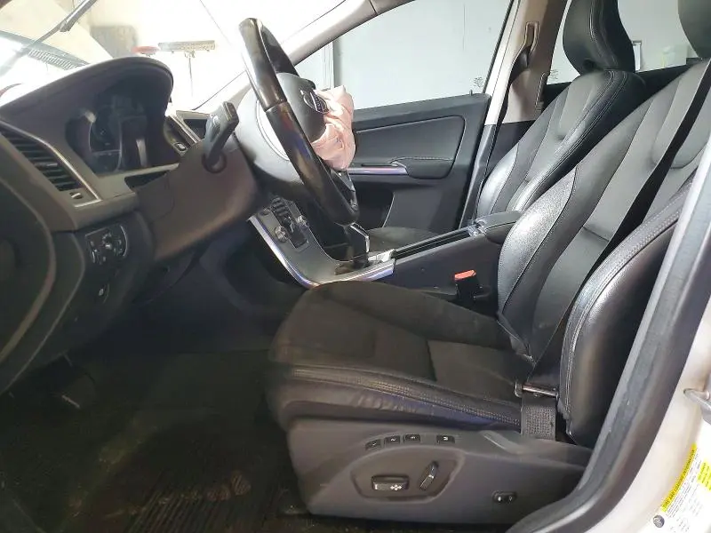 2017 VOLVO XC60 T5  