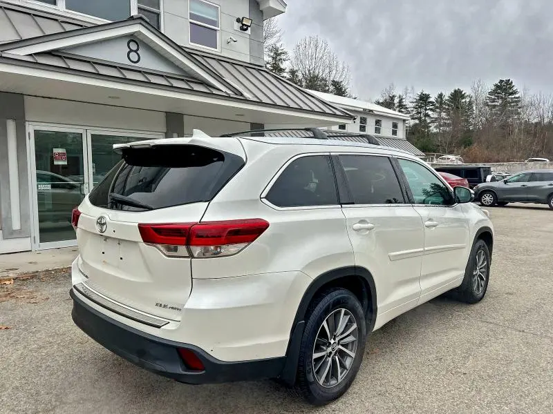2018 TOYOTA HIGHLANDER SE  
