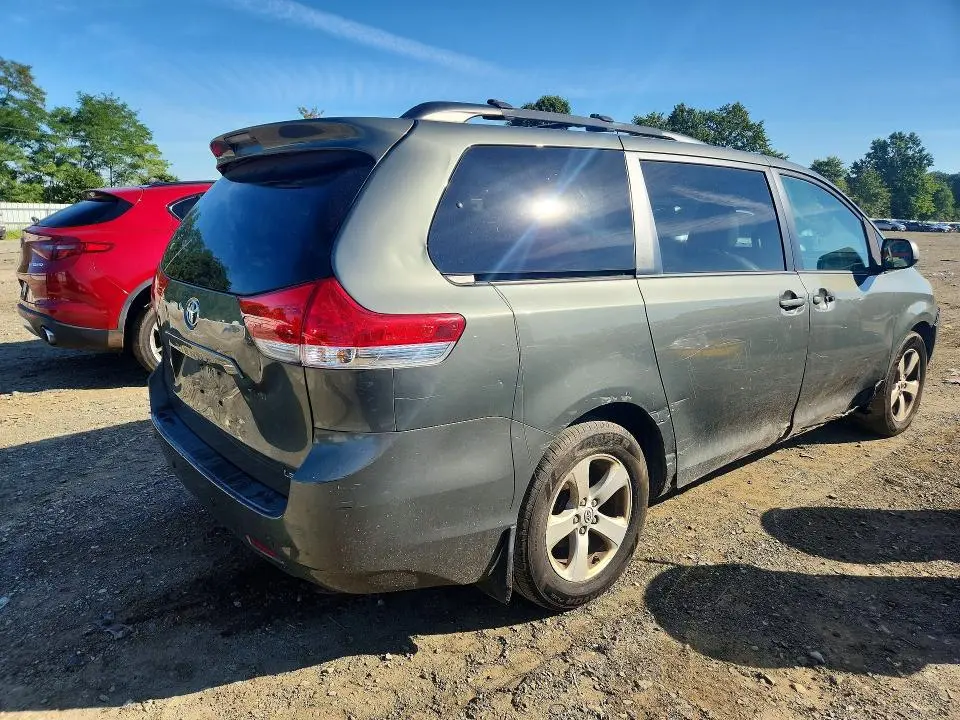 2013 TOYOTA SIENNA LE  
