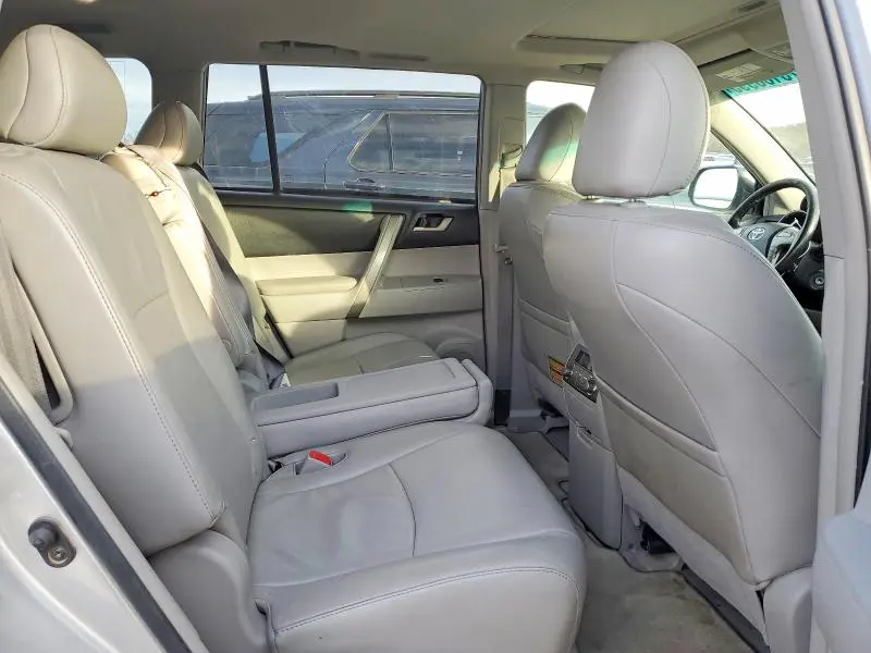 2010 TOYOTA HIGHLANDER SE  