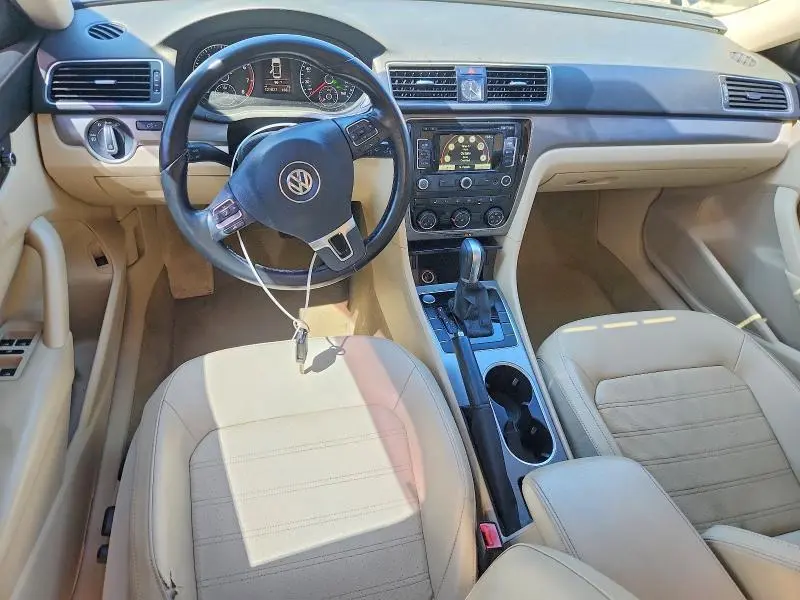 2015 VOLKSWAGEN PASSAT SE  