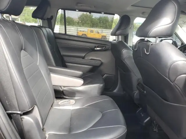 2022 TOYOTA HIGHLANDER XLE  