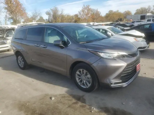 2022 TOYOTA SIENNA XLE  