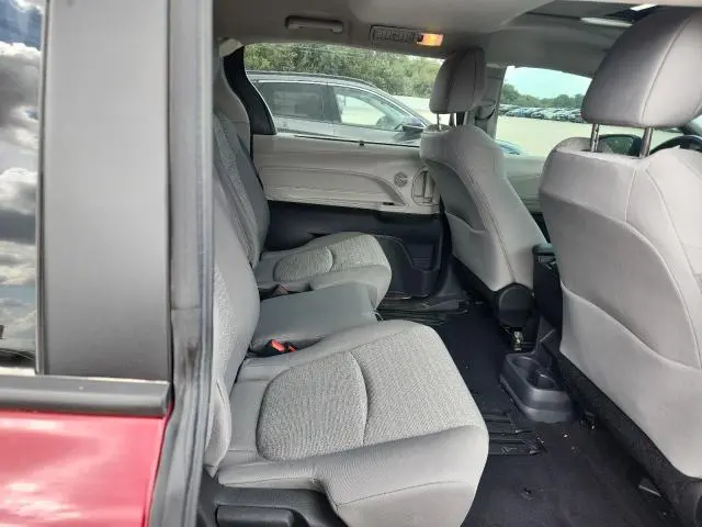 2022 TOYOTA SIENNA LE  