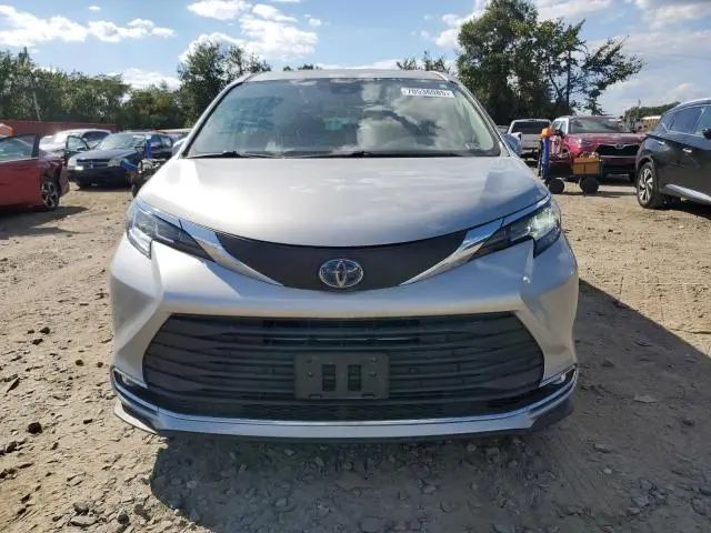 2021 TOYOTA SIENNA XLE  