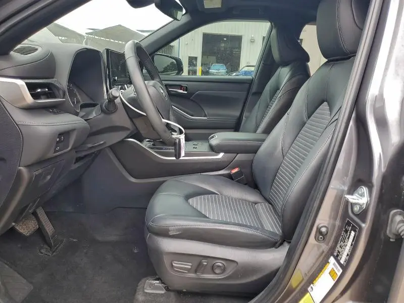 2024 TOYOTA HIGHLANDER LE  