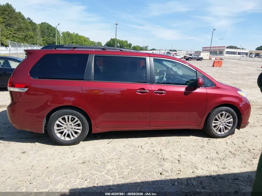 2013 TOYOTA SIENNA XLE V6 8 PASSENGER