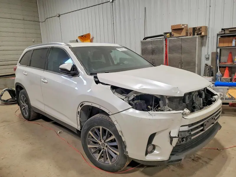 2019 TOYOTA HIGHLANDER SE  