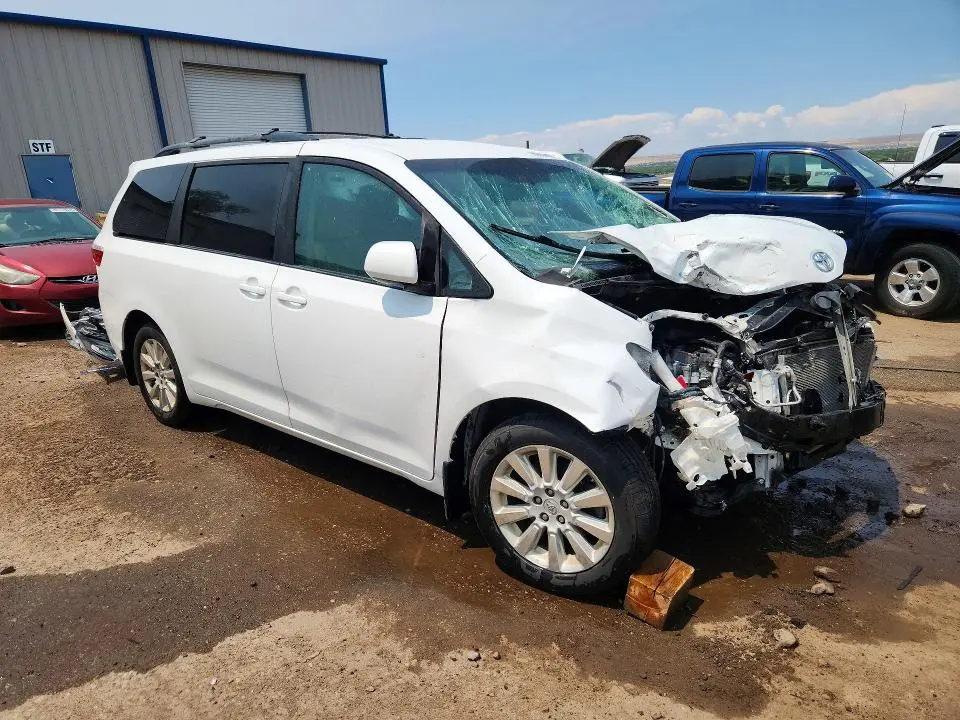 2015 TOYOTA SIENNA LE  
