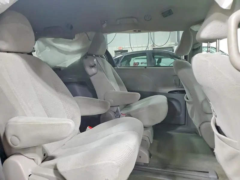 2014 TOYOTA SIENNA LE 8-PASSENGER  