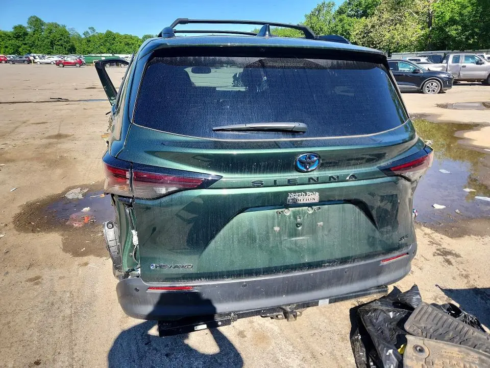 2025 TOYOTA SIENNA WOODLAND EDITION  