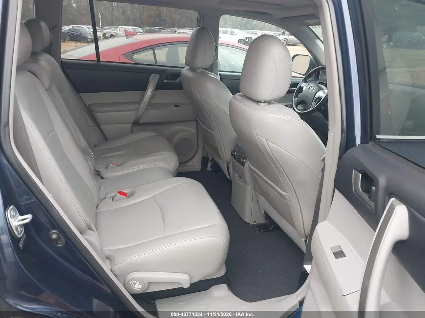 2013 TOYOTA HIGHLANDER SE V6