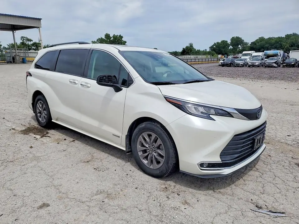 2021 TOYOTA SIENNA XLE  