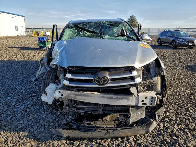 2017 TOYOTA HIGHLANDER SE  