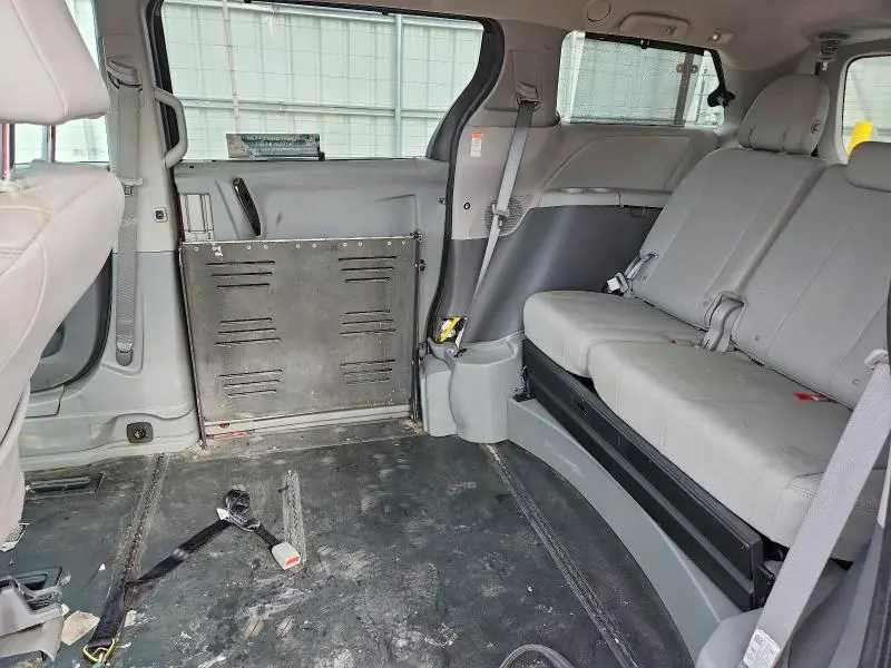 2018 TOYOTA SIENNA XLE 8-PASSENGER  
