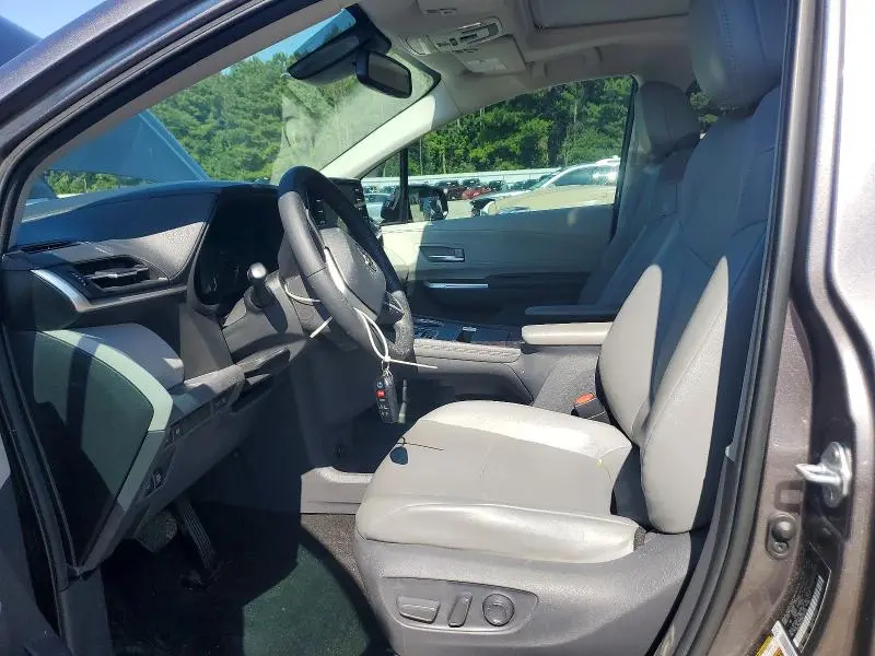 2021 TOYOTA SIENNA XLE  
