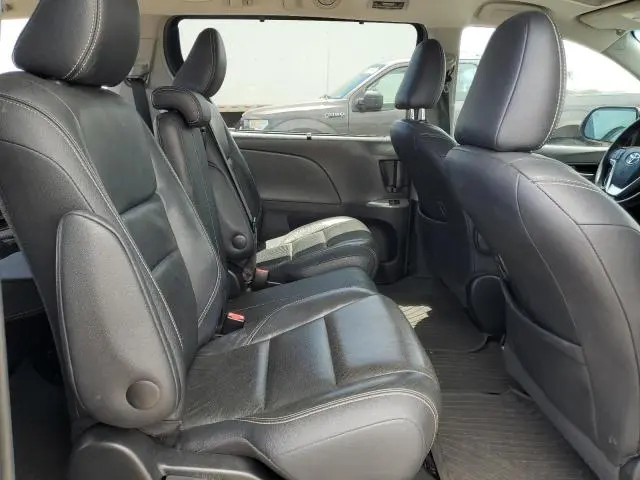 2017 TOYOTA SIENNA SE  