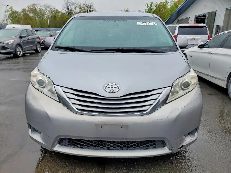 2017 TOYOTA SIENNA LE  