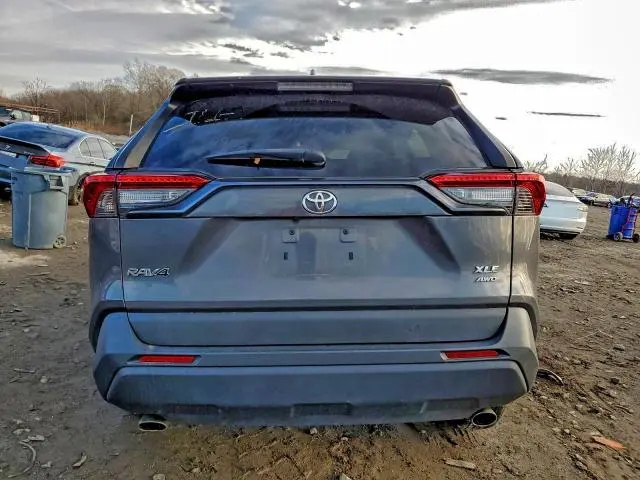 2021 TOYOTA RAV4 XLE  