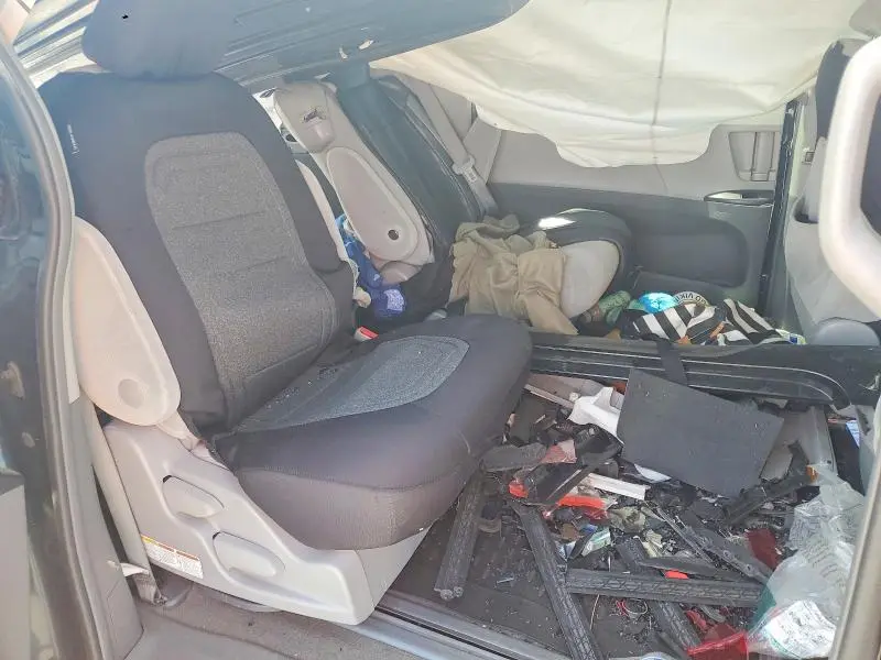2015 TOYOTA SIENNA LE  