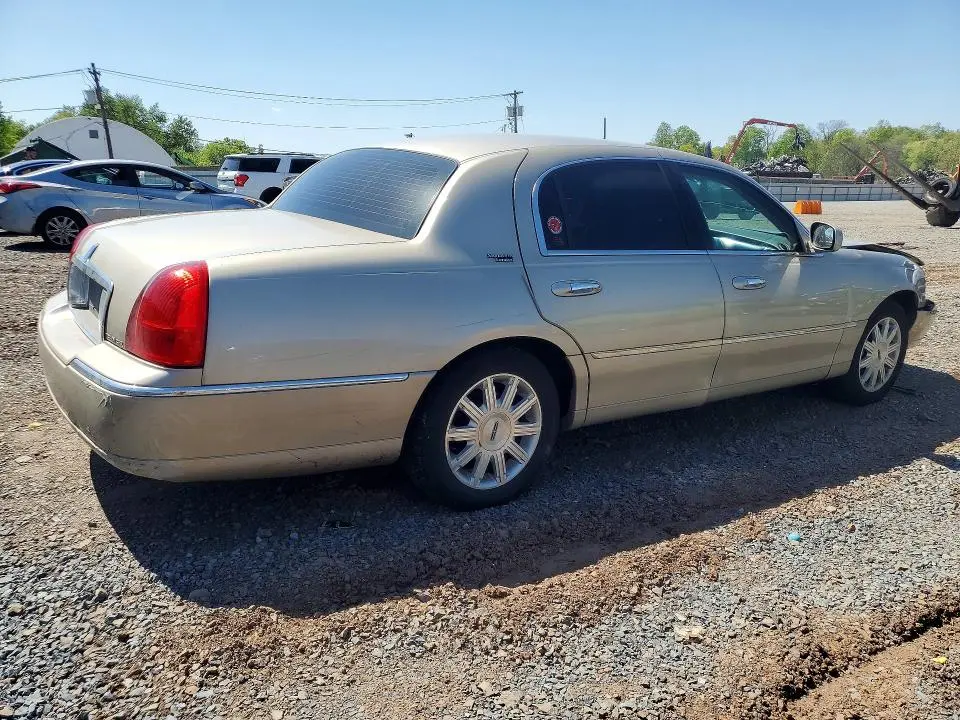 2011 LINCOLN TOWN CAR SIGNATURE LIMITED  