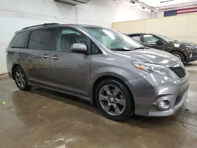 2017 TOYOTA SIENNA SE  