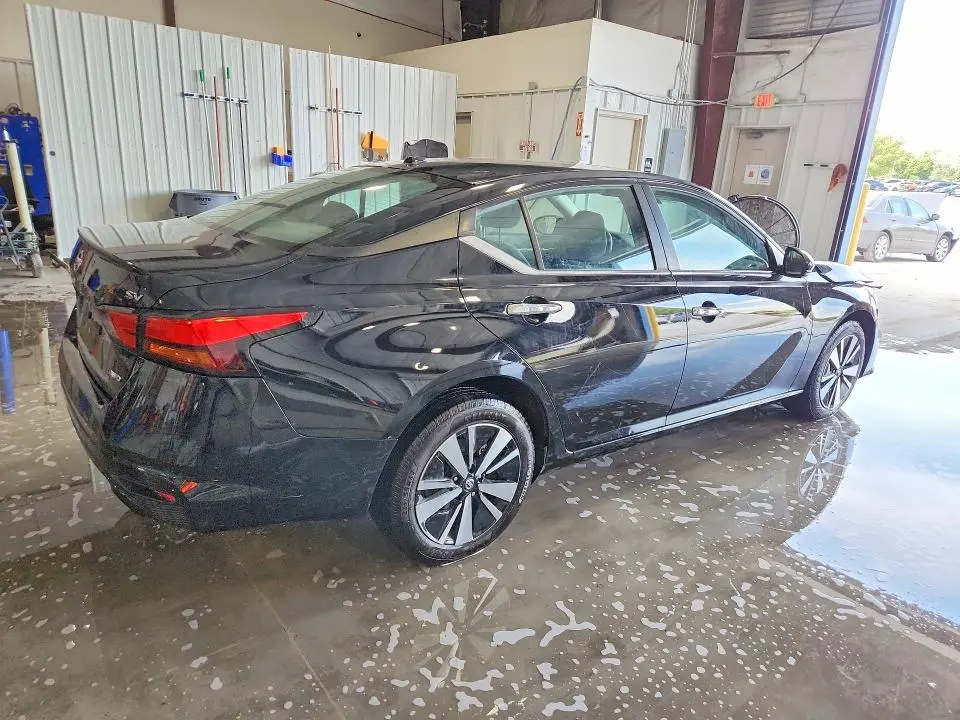 2022 NISSAN ALTIMA SV  