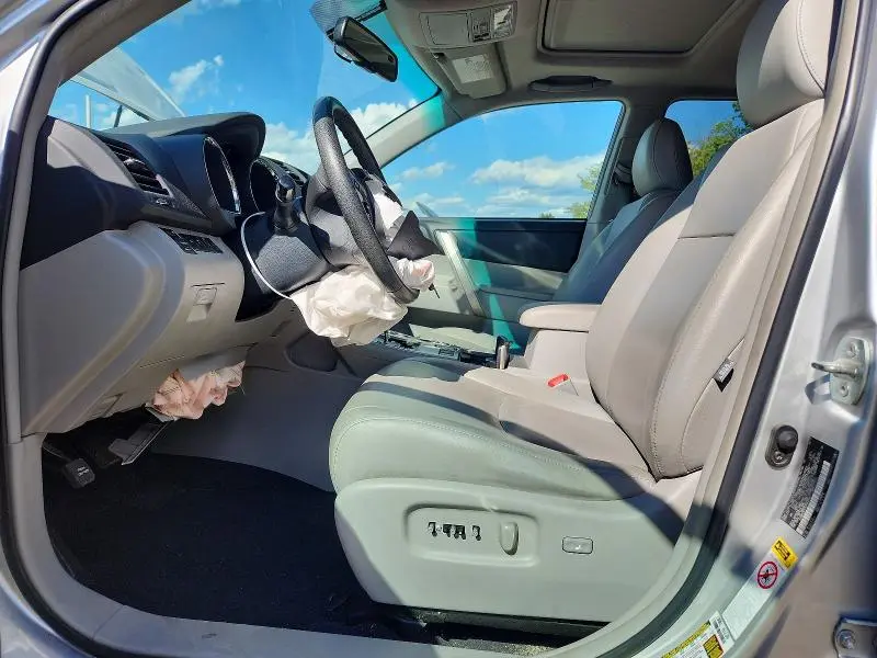 2012 TOYOTA HIGHLANDER SE  