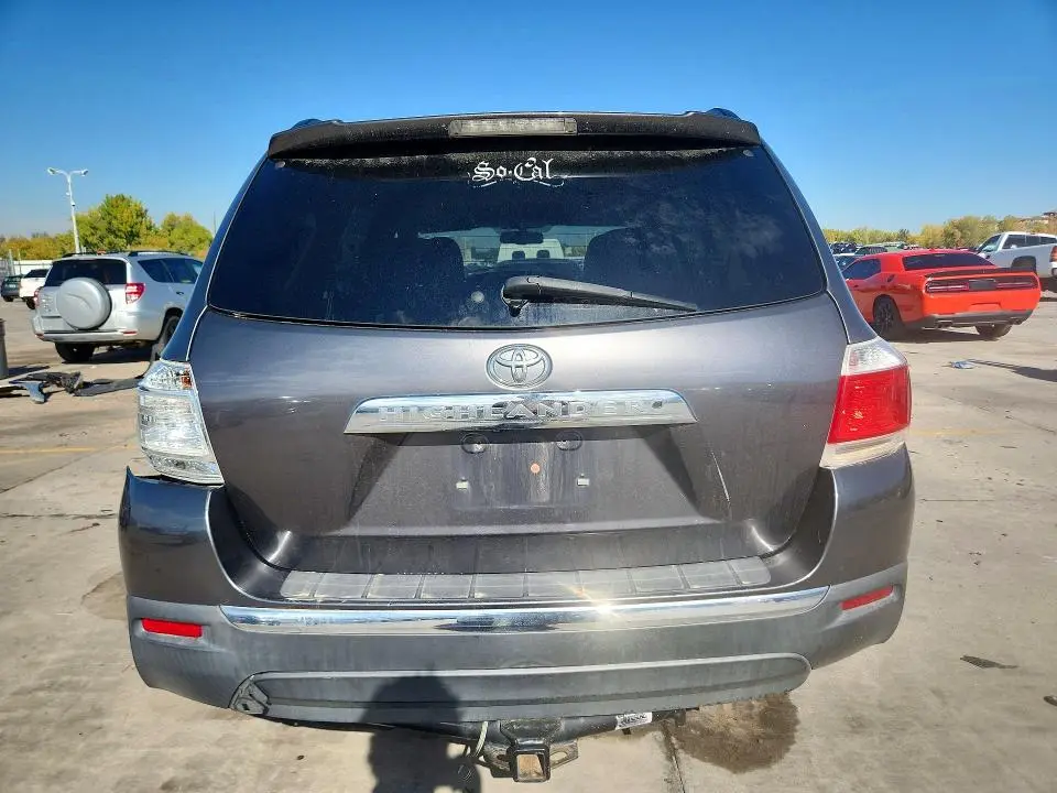 2011 TOYOTA HIGHLANDER SE  