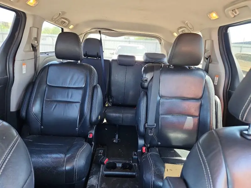 2017 TOYOTA SIENNA SE  