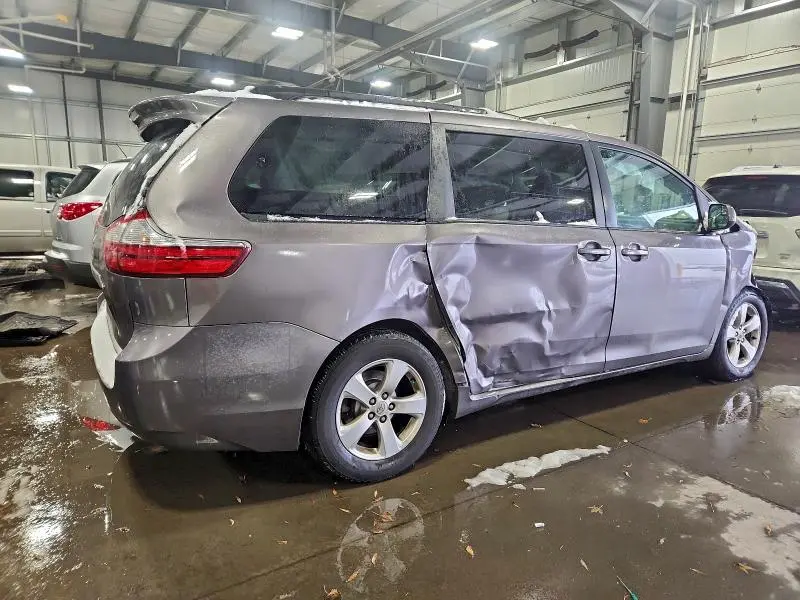 2016 TOYOTA SIENNA LE  