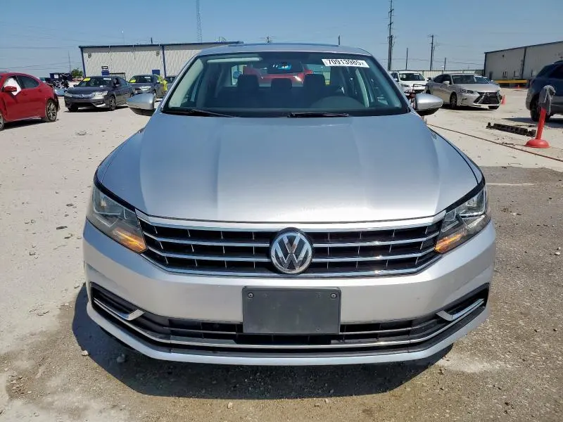 2017 VOLKSWAGEN PASSAT SE  