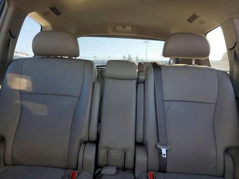 2013 TOYOTA HIGHLANDER SE  